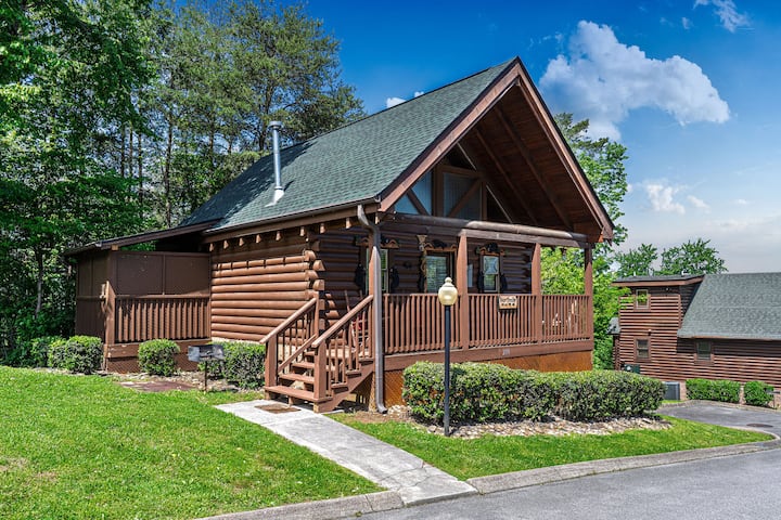 Wow! -Pool · Hot Tub · Cozy Cabin Near Dollywood - Pigeon Forge, TN