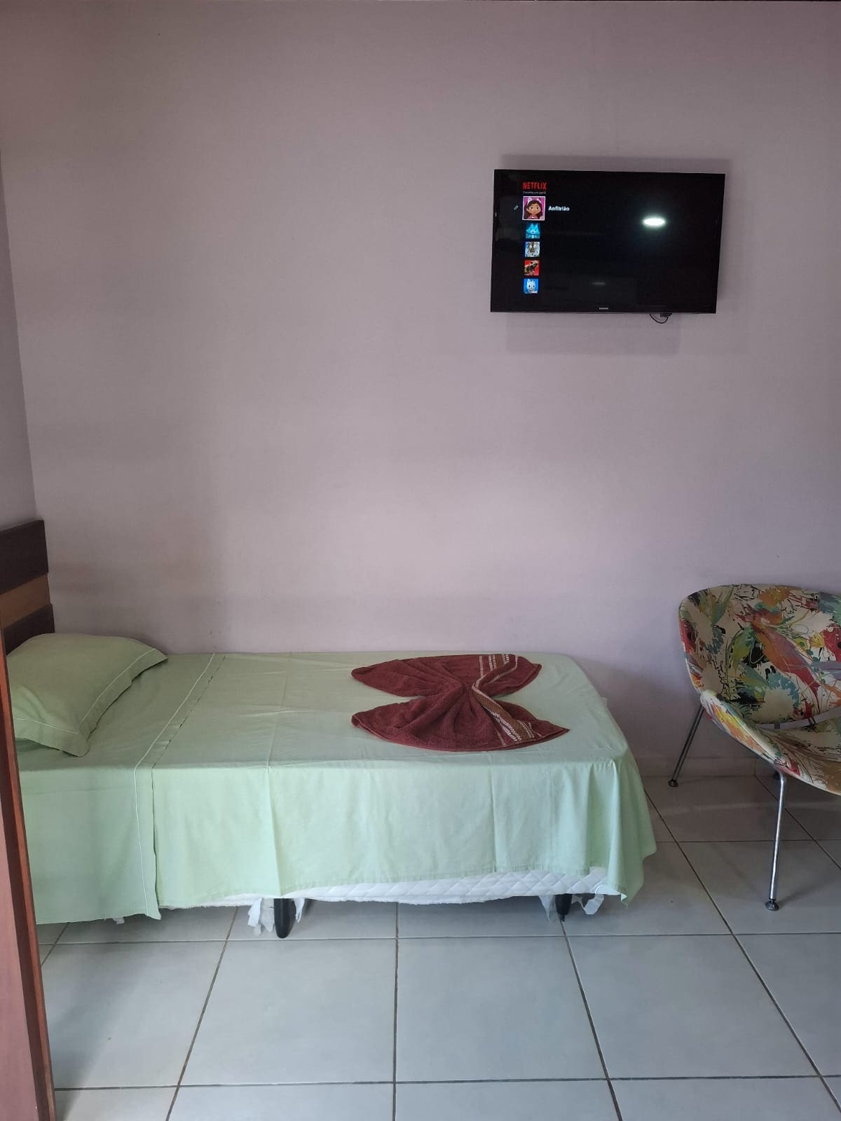 套房可俯瞰泳池。 房源配有一张双人床和一张单人床。 空调和电视。