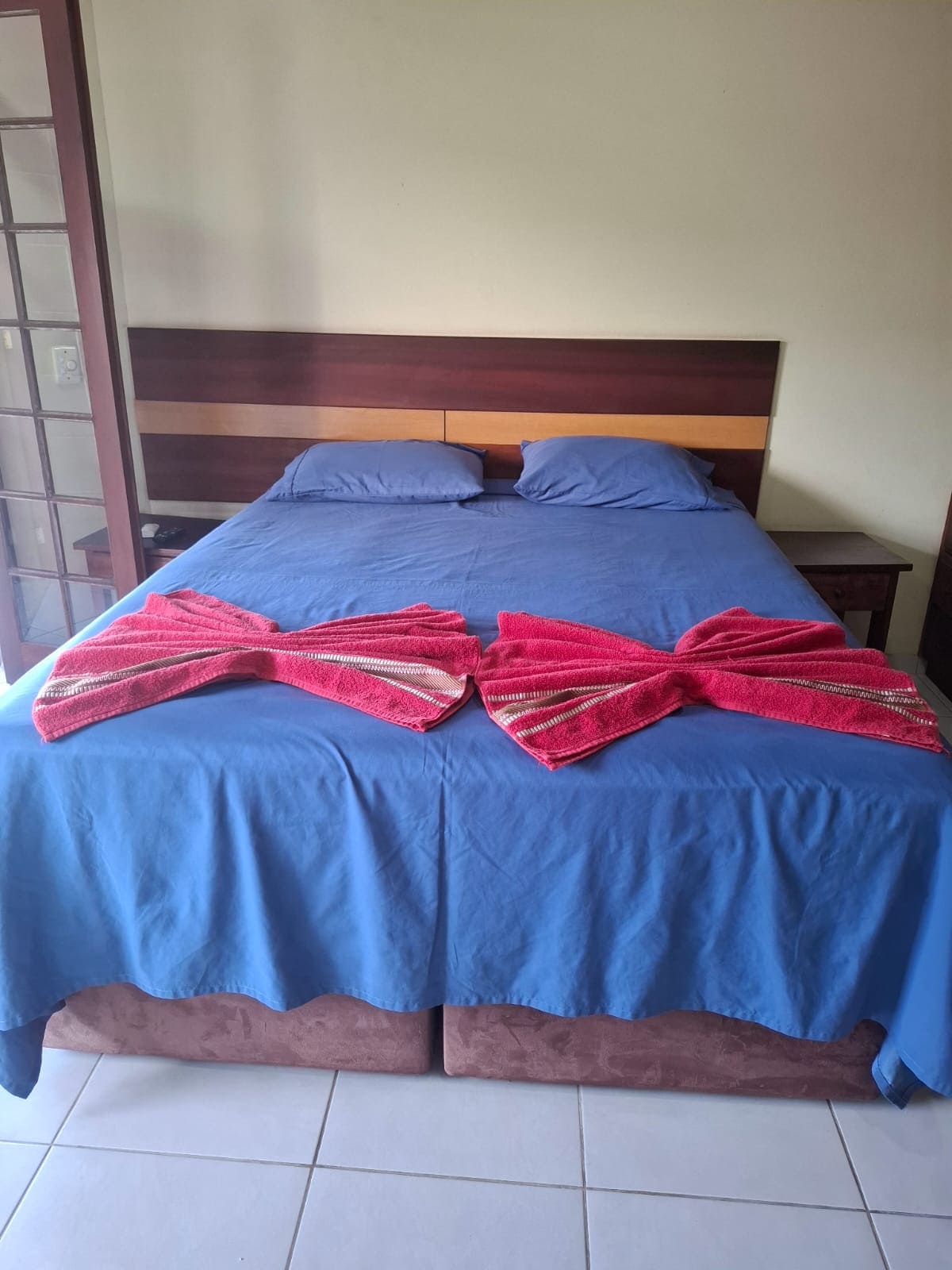 主卧套房，配备加大双人床和热水浴缸。 电视和空调。 在一天结束时，您可以在阳台上放松身心。 空间宽敞，非常舒适。