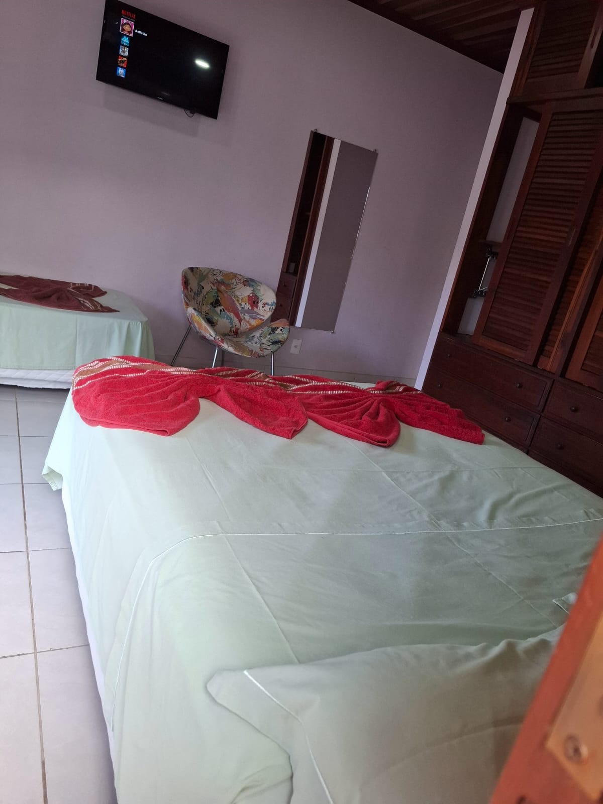 前套房，配有一张双人床和一张单人床、空调和电视。 配有储物柜和充裕的空间，让您放松身心，为第二天做好准备。 