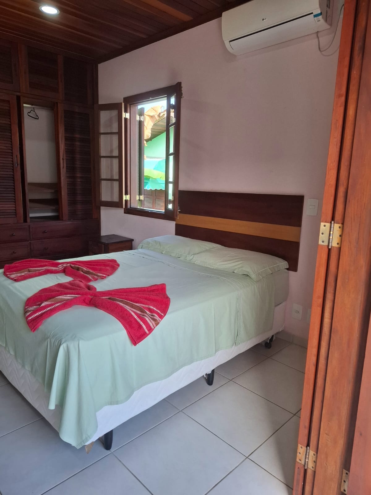 泳池景观套房。 配备两张单人床、一张双人床、空调和电视。