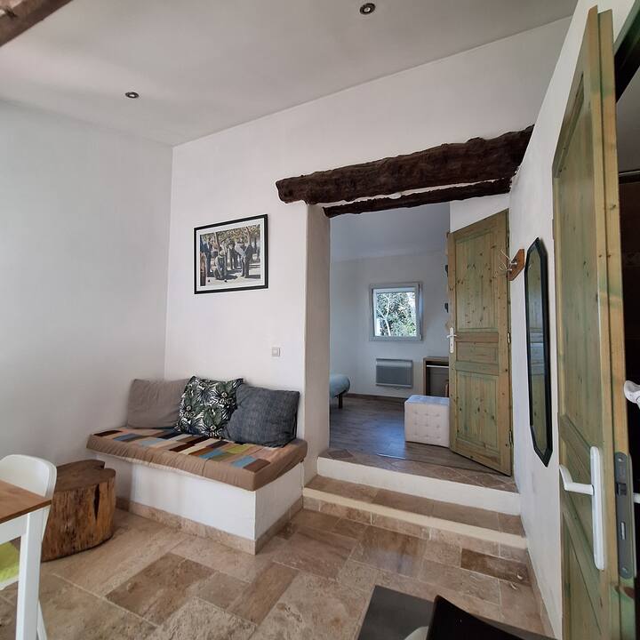 Véritable Cabanon Provençal En Pierre Restauré. - Nans-les-Pins