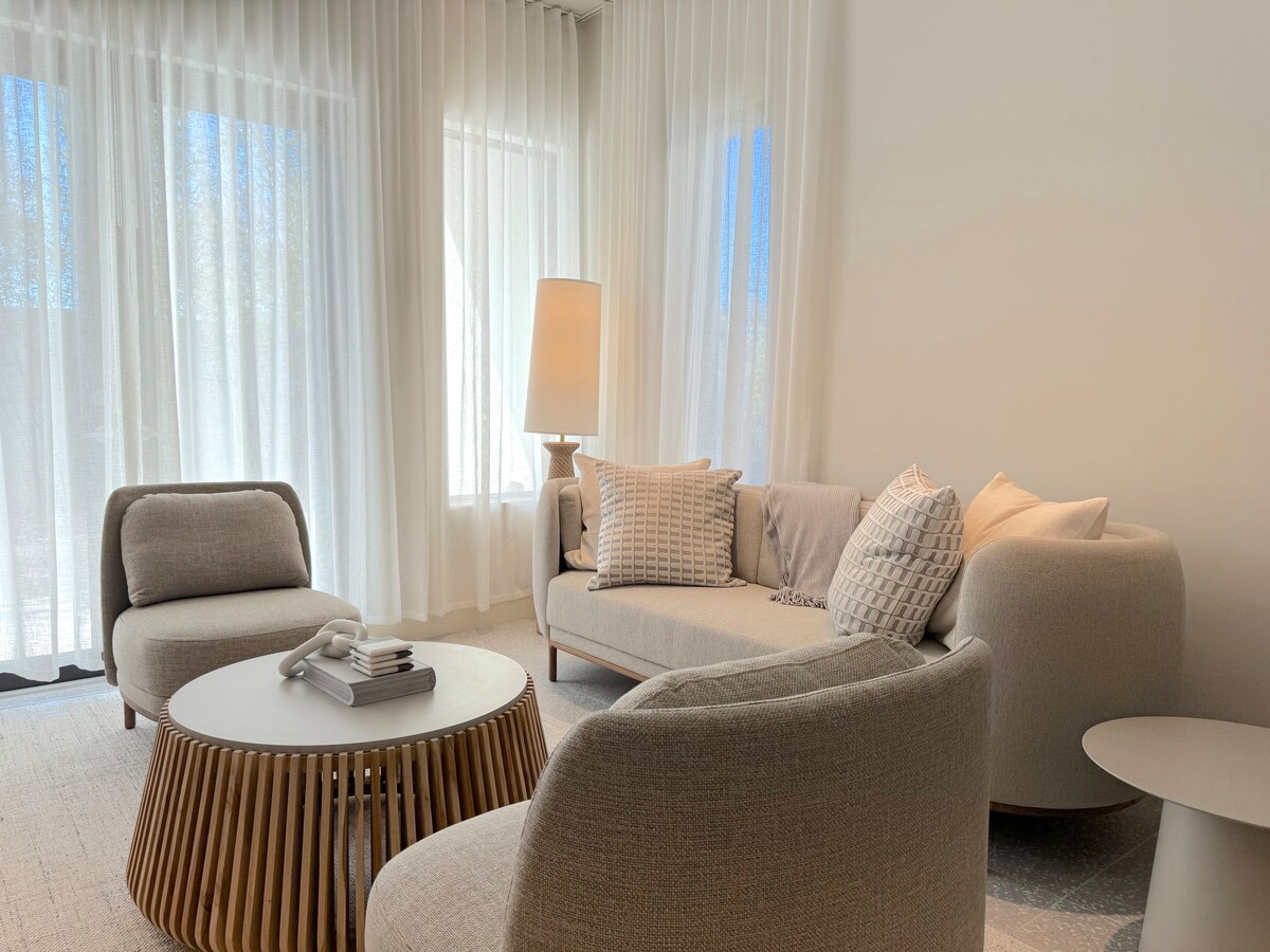 Détendez-vous dans cet élégant salon avec des sièges confortables pour 5 personnes.