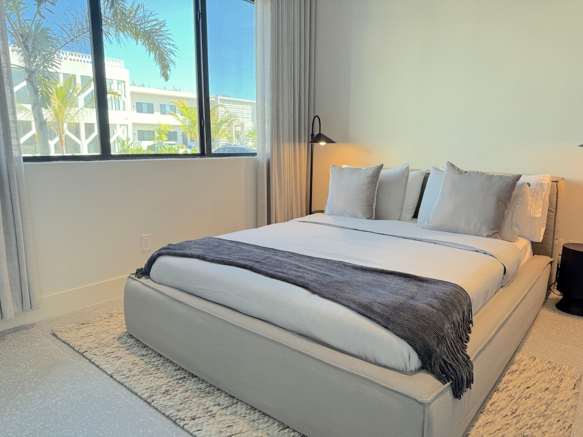 Détendez-vous confortablement dans la deuxième des deux chambres confortables, avec un lit Queen Size moelleux et des placards intégrés spacieux pour tous vos produits de base.