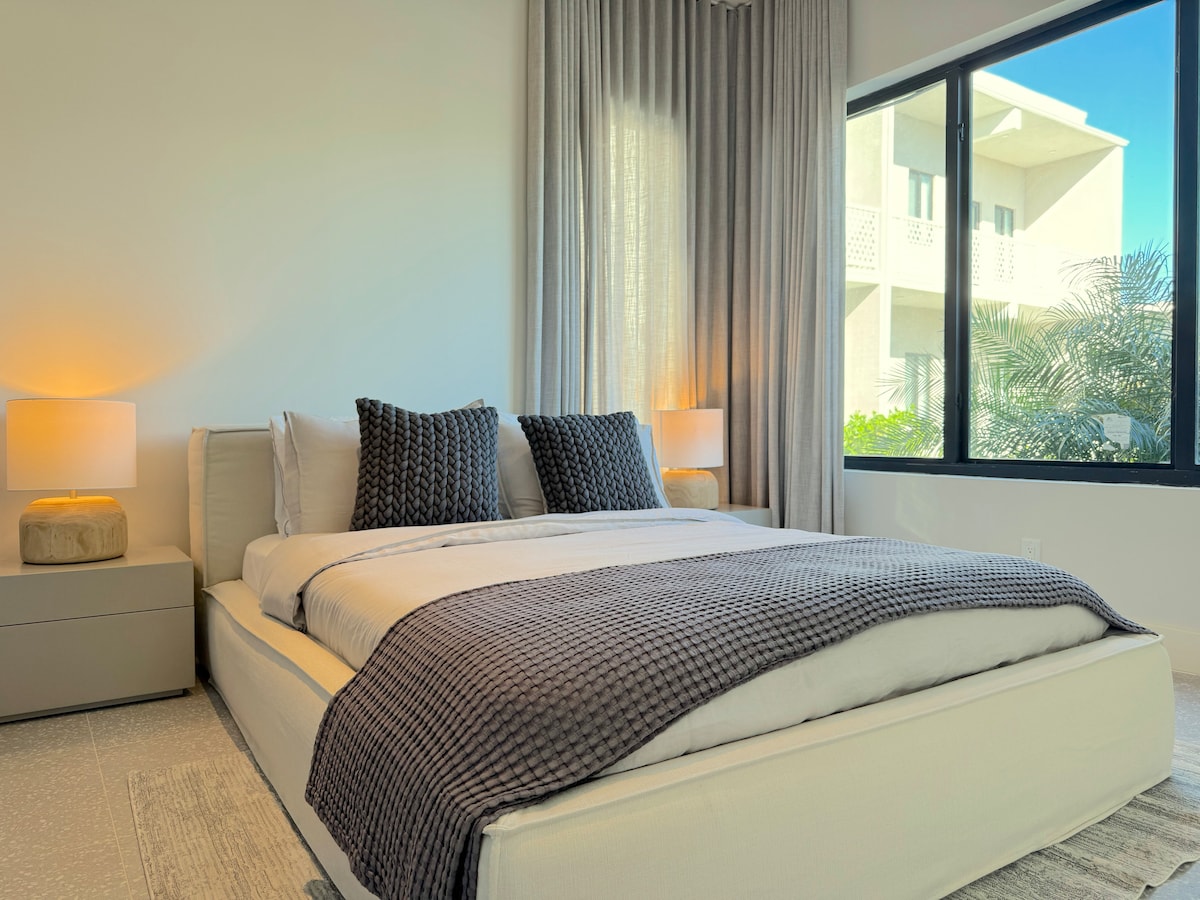 Détendez-vous confortablement dans la première des deux chambres confortables, avec un lit Queen Size moelleux et des placards intégrés spacieux pour tous vos produits de base.