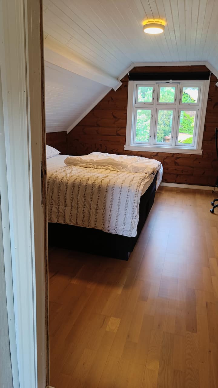 En este dormitorio hay una cama grande de 180 y una cama de 90.