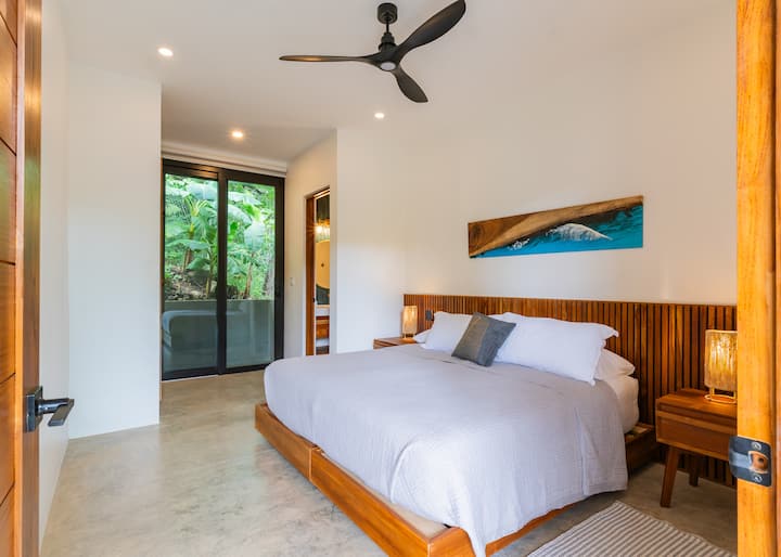 El dormitorio 3 incluye una cama tamaño king (convertible en dos camas individuales XL), un baño privado, un amplio espacio en el armario y aire acondicionado para una estancia tranquila.