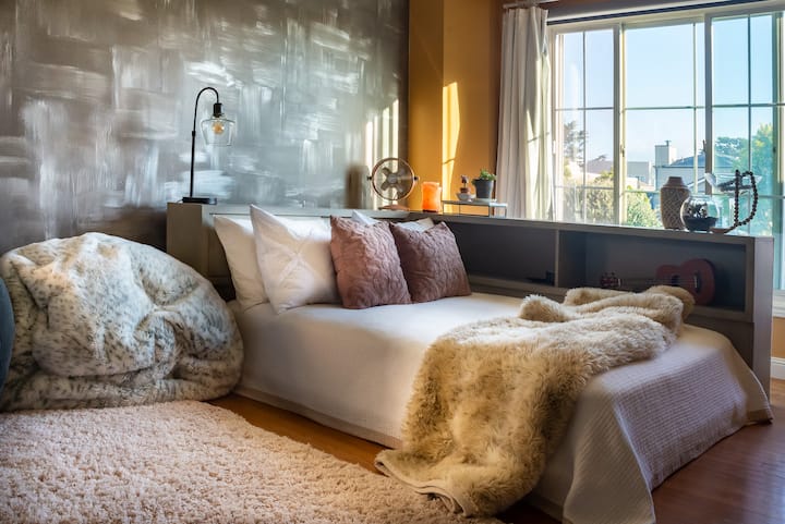 Dormitorio 2 con una acogedora cama de tamaño completo y mucho espacio para guardar tus artículos básicos nocturnos.