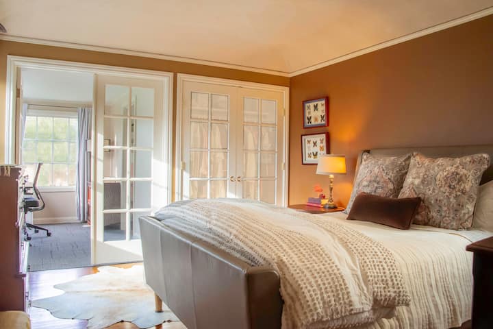 Dormitorio principal con oficina, armario grande y baño completo en suite. 