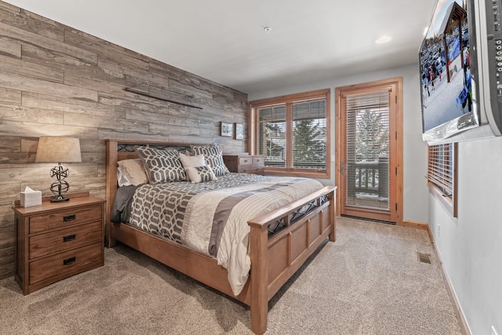 Çarpayının aşağısında iki yataq otağından biri, geniş hamam otağı və aşağı verandaya və cakuziyə birbaşa giriş