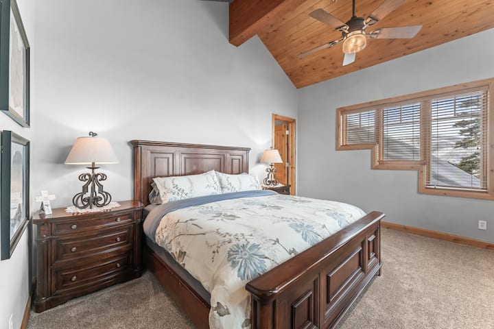 İkinci üst yataq otağında çarpayı və geniş süitalı, dolabı olan geniş hamam otağı var