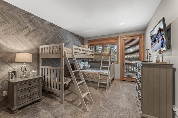 İkimərtəbəli otağın aşağısında çoxlu yataq seçimləri təklif olunur – aşağıda iki nəfərlik çarpayı və yuxarıda iki ikimərtəbəli çarpayı