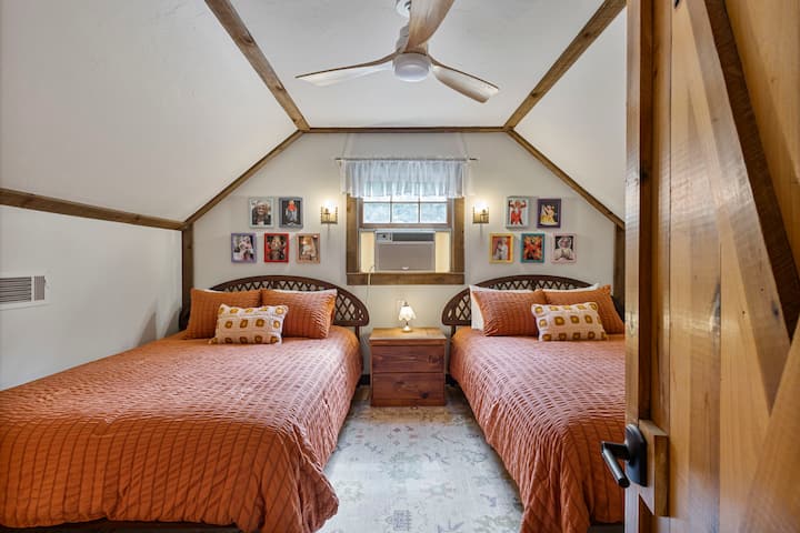 Chumba cha kulala #4 (ghorofa ya juu) - vitanda 2 vya kifalme