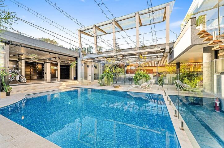 Luxury 6beds Waterfront Retreat gallery image 2