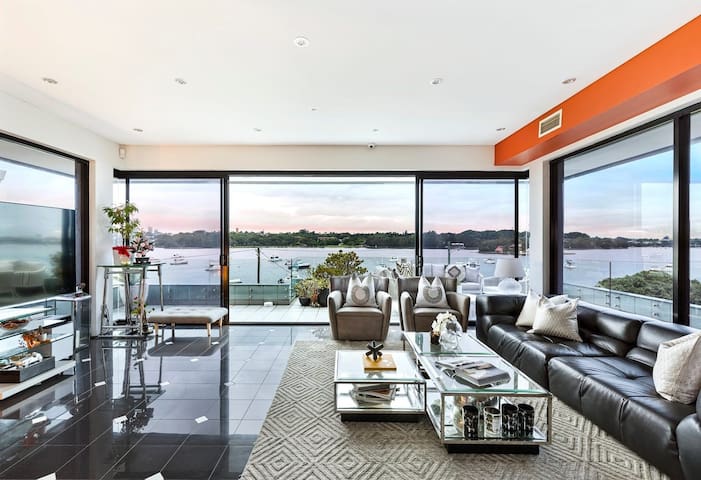 Luxury 6beds Waterfront Retreat