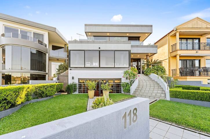 Luxury 6beds Waterfront Retreat gallery image 5