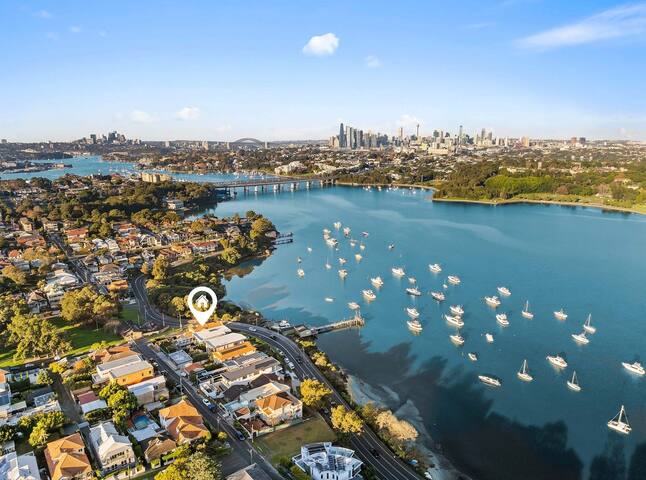 Luxury 6beds Waterfront Retreat gallery image 4