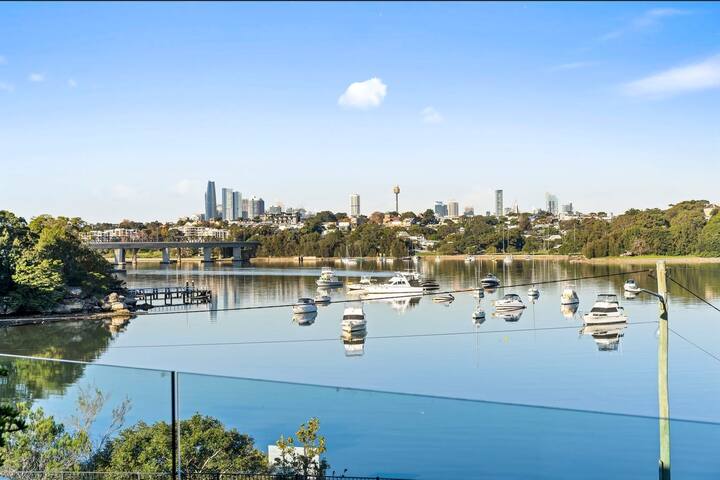 Luxury 6beds Waterfront Retreat gallery image 3