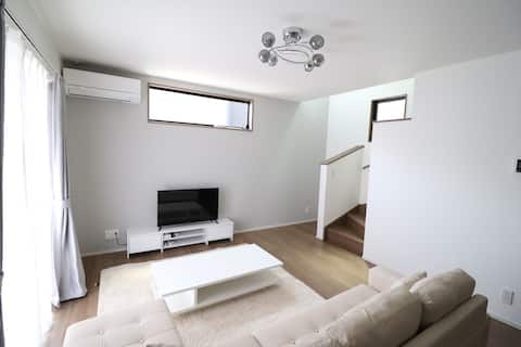 Entire building rental! 3 bedrooms! 2 toilets! Free parking for 2 cars! Projector available! 900 m t