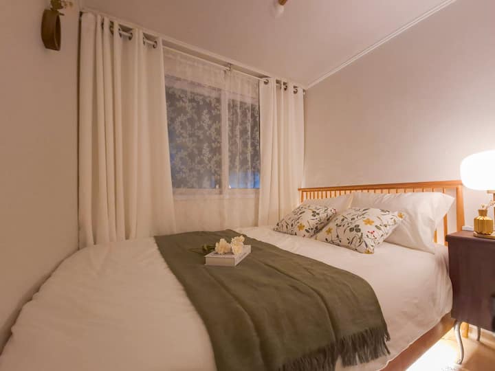 ห้องนี้เป็นสถานที่สำหรับคืนที่ผ่อนคลายด้วยแสงที่ละเอียดอ่อนและอารมณ์อบอุ่น
เป็นห้องที่เต็มไปด้วยแสงแดดในตอนกลางวันและเต็มไปด้วยอารมณ์ในตอนกลางคืน