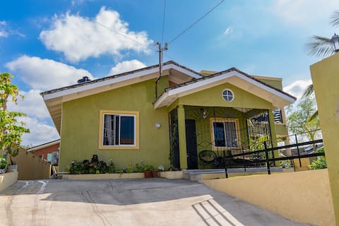 Cozy & Modern
1 King size bed
2 dbl beds
2BR/2BA