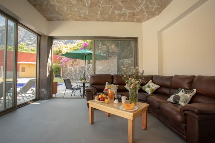 Enjoy The Pool With Views Of The Tepozteco - Tepoztlán
