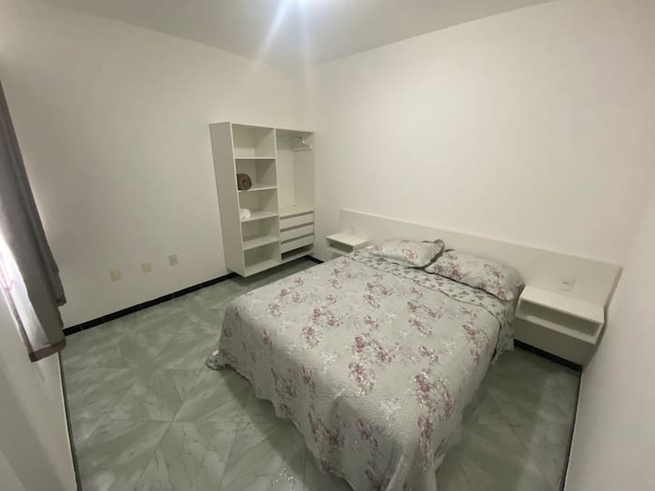 Suite con cama tamaño queen, armario y aire acondicionado.