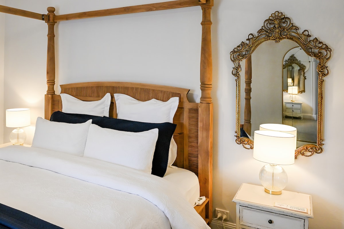 سرير بحجم كينج رائع بأربعة أعمدة، مع مرتبة فاخرة وبطانية كهربائية لمزيد من الدفء في أشهر الشتاء.   