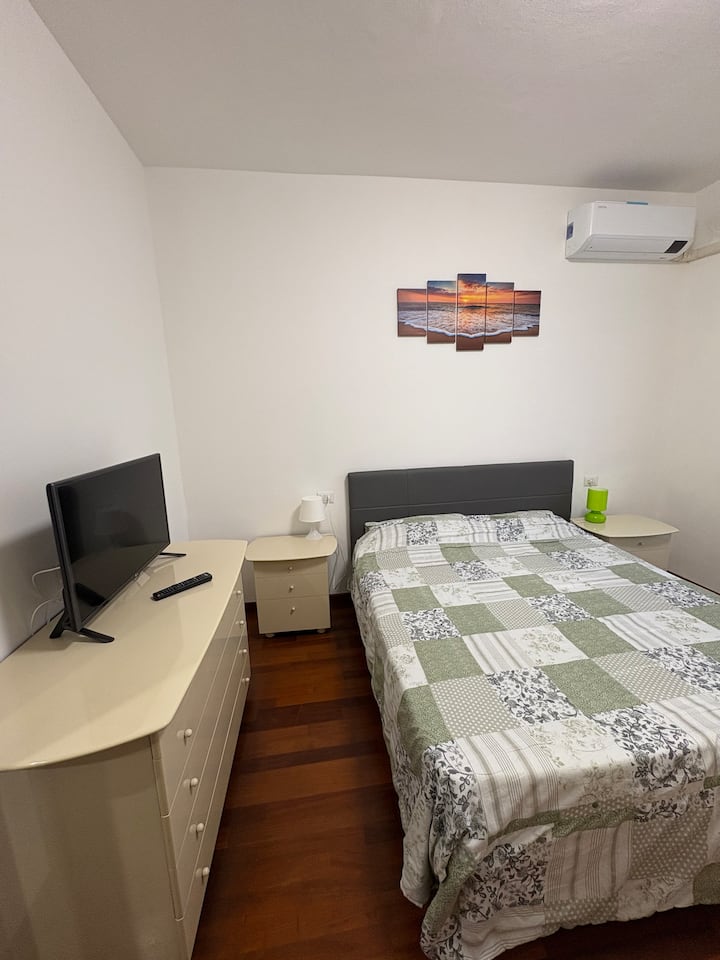 ห้องนอนคู่พร้อมทีวีและเครื่องปรับอากาศ