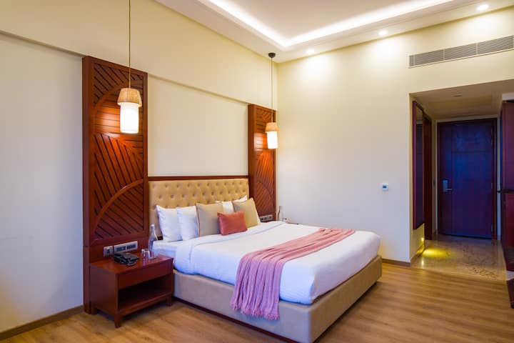 Вечен оазис (изглед към Аравали) Вторичен · Голф игрище Serenity W/ Forest View & Banquet Hall