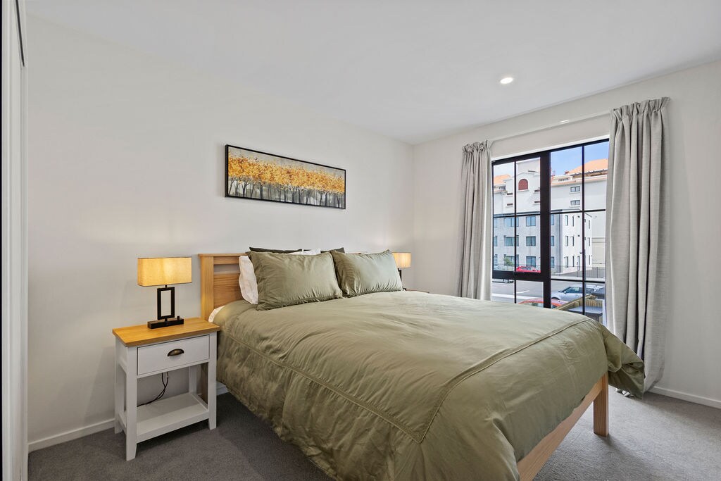 Slaapkamer - queensize bed met kledingkast 