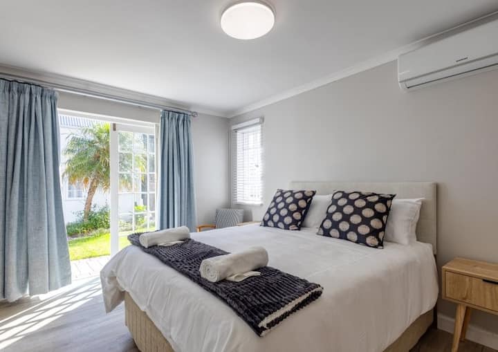 Velika glavna spavaća soba s vlastitom kupaonicom i vratima koja vode na udoban vrt. Klima-uređaj za vruće večeri.