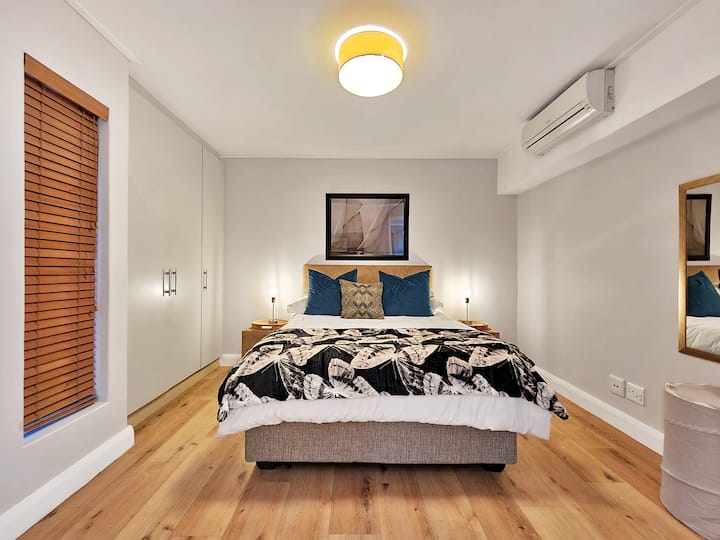 Chumba cha kulala kina kitanda cha ukubwa wa malkia kilicho na mashuka na mablanketi ya ziada. 