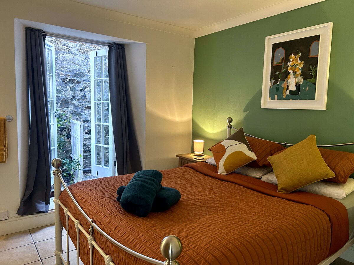 Спалня с отворени френски врати.