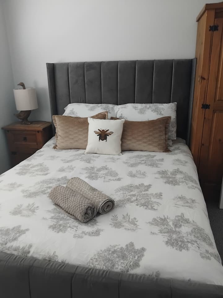 Chumba hiki cha kulala kina kioo cha urefu kamili na bafu 