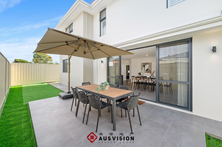 Central Brand-New Executive 2-Storey, 2-Kitchen gallery image 5