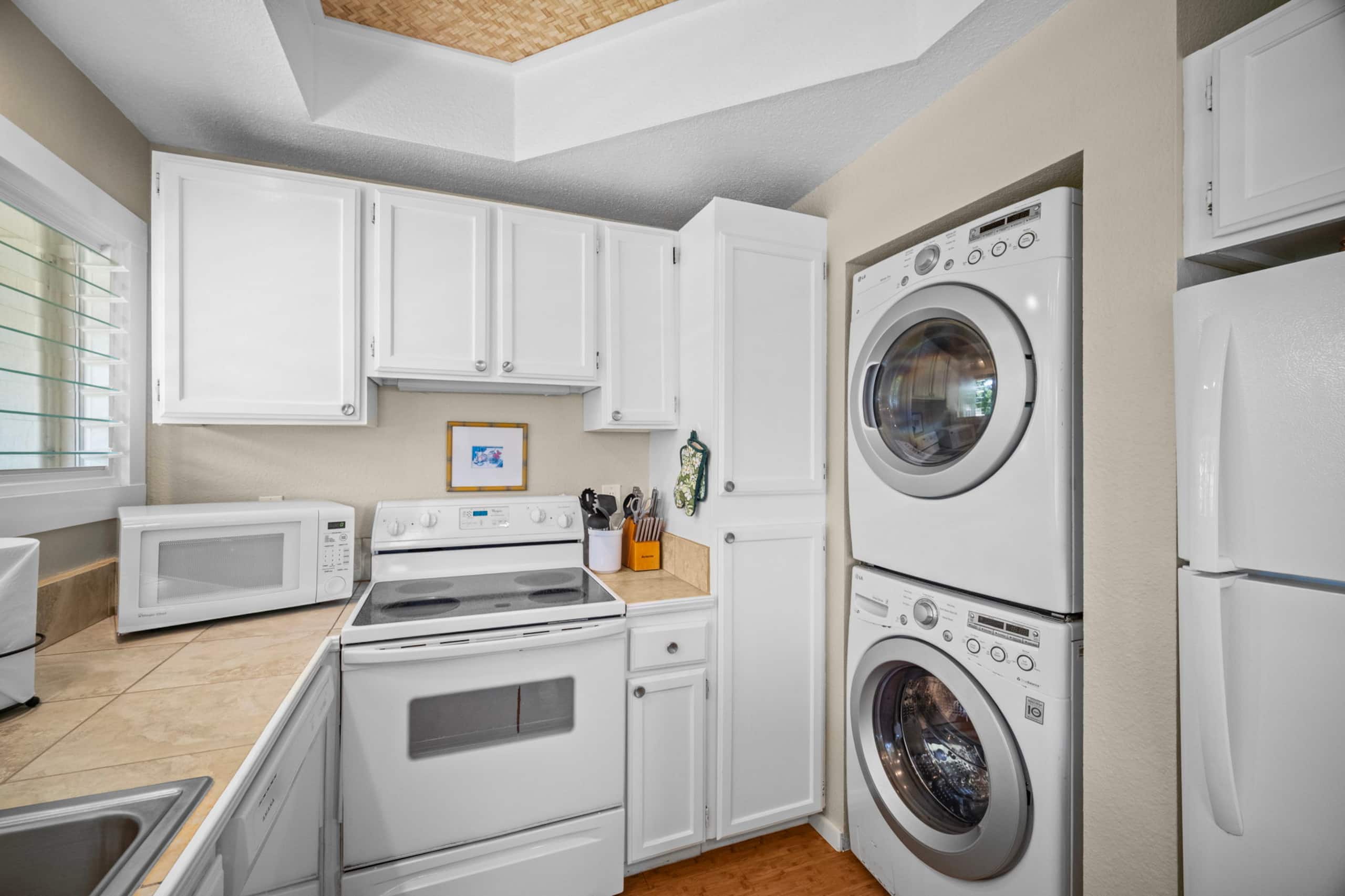 Bright Top-Floor Prime Location AC & Pool! - Image 10