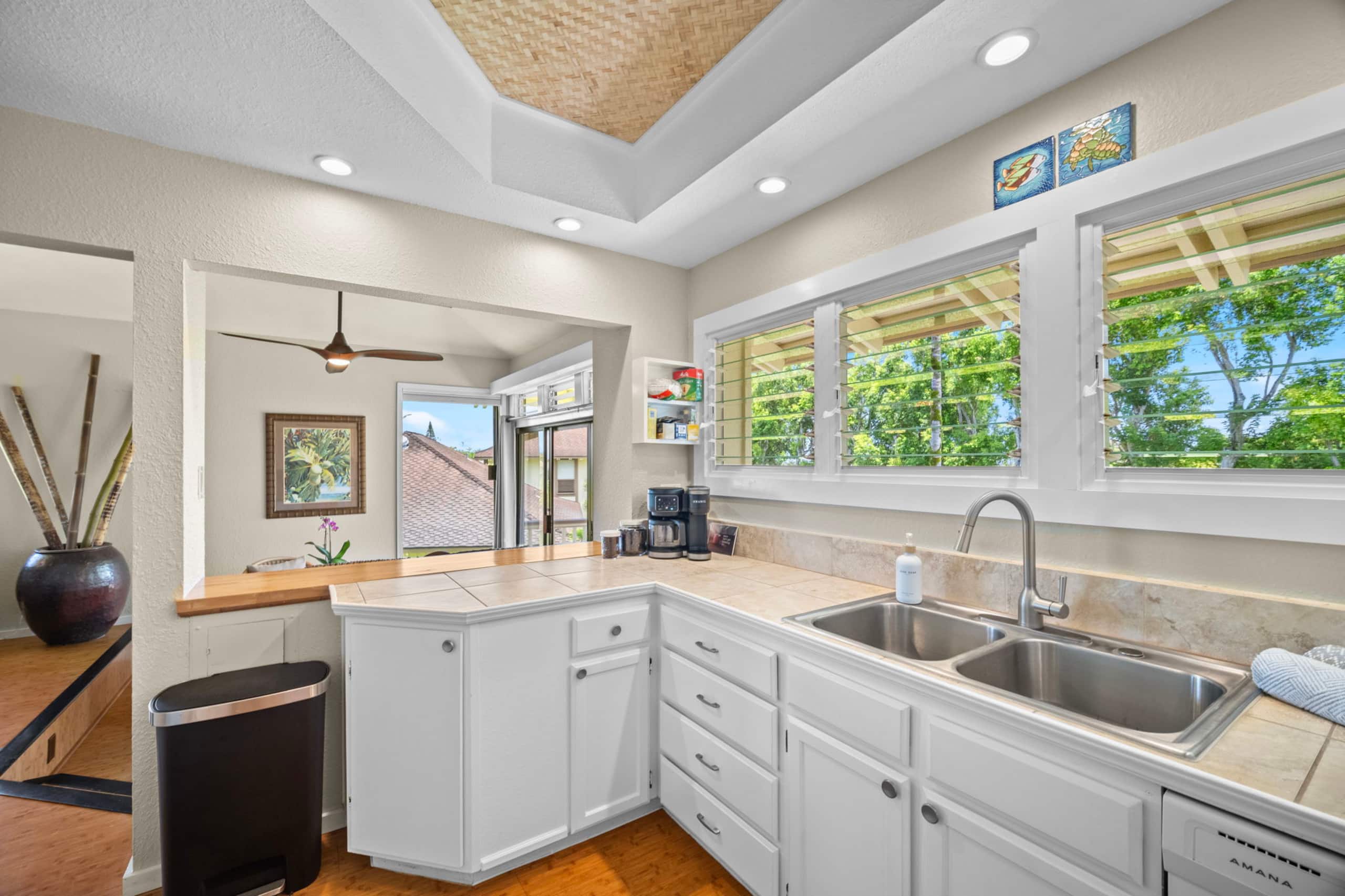 Bright Top-Floor Prime Location AC & Pool! - Image 8