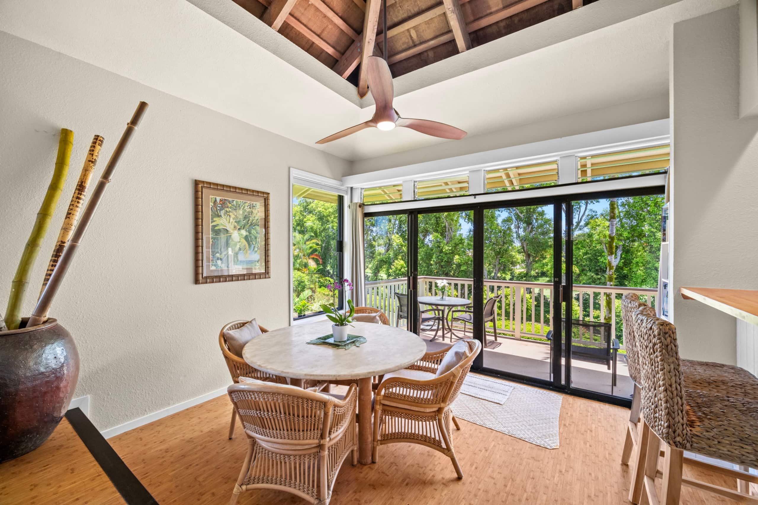 Bright Top-Floor Prime Location AC & Pool! - Image 14