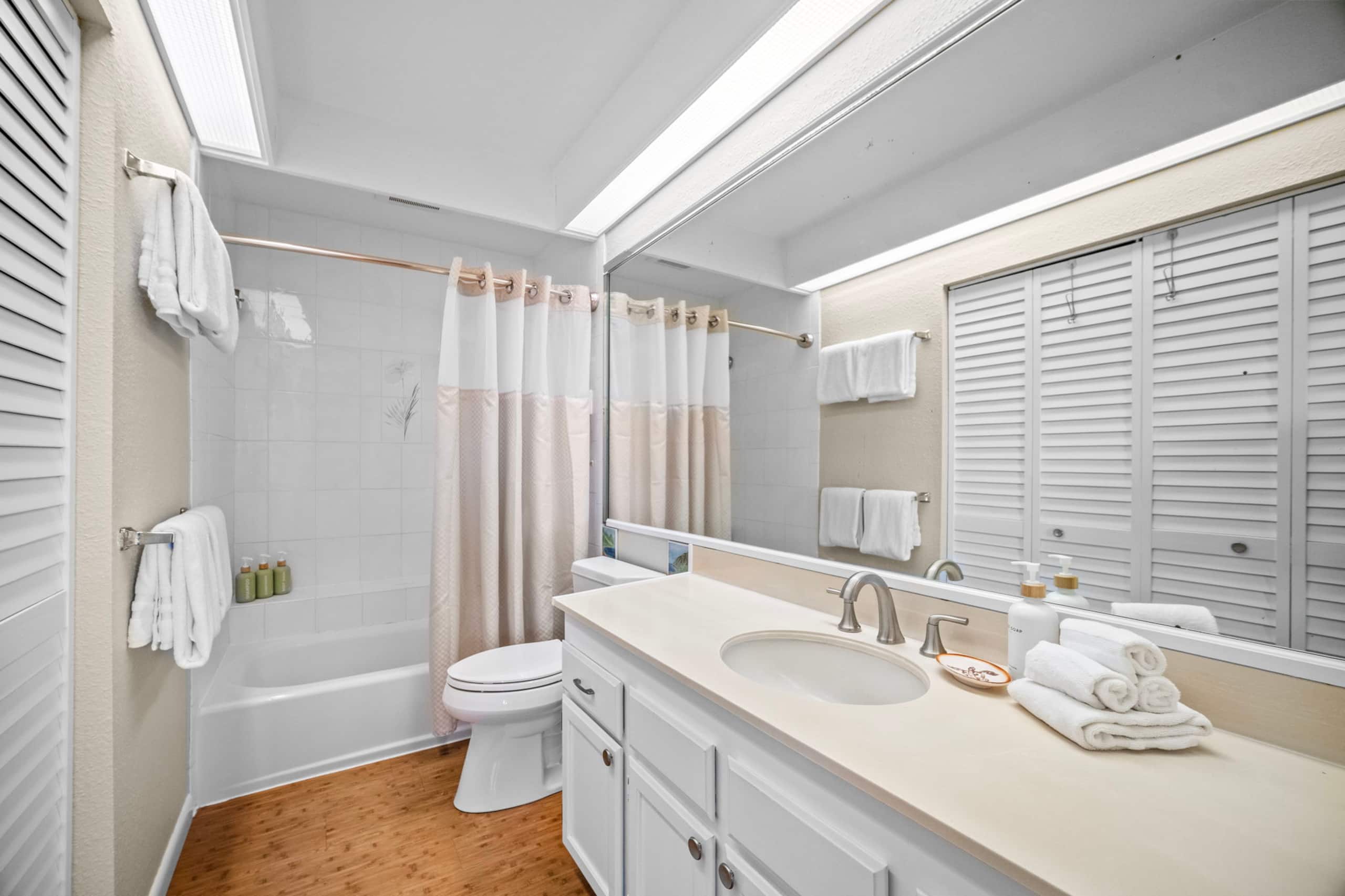Bright Top-Floor Prime Location AC & Pool! - Image 21