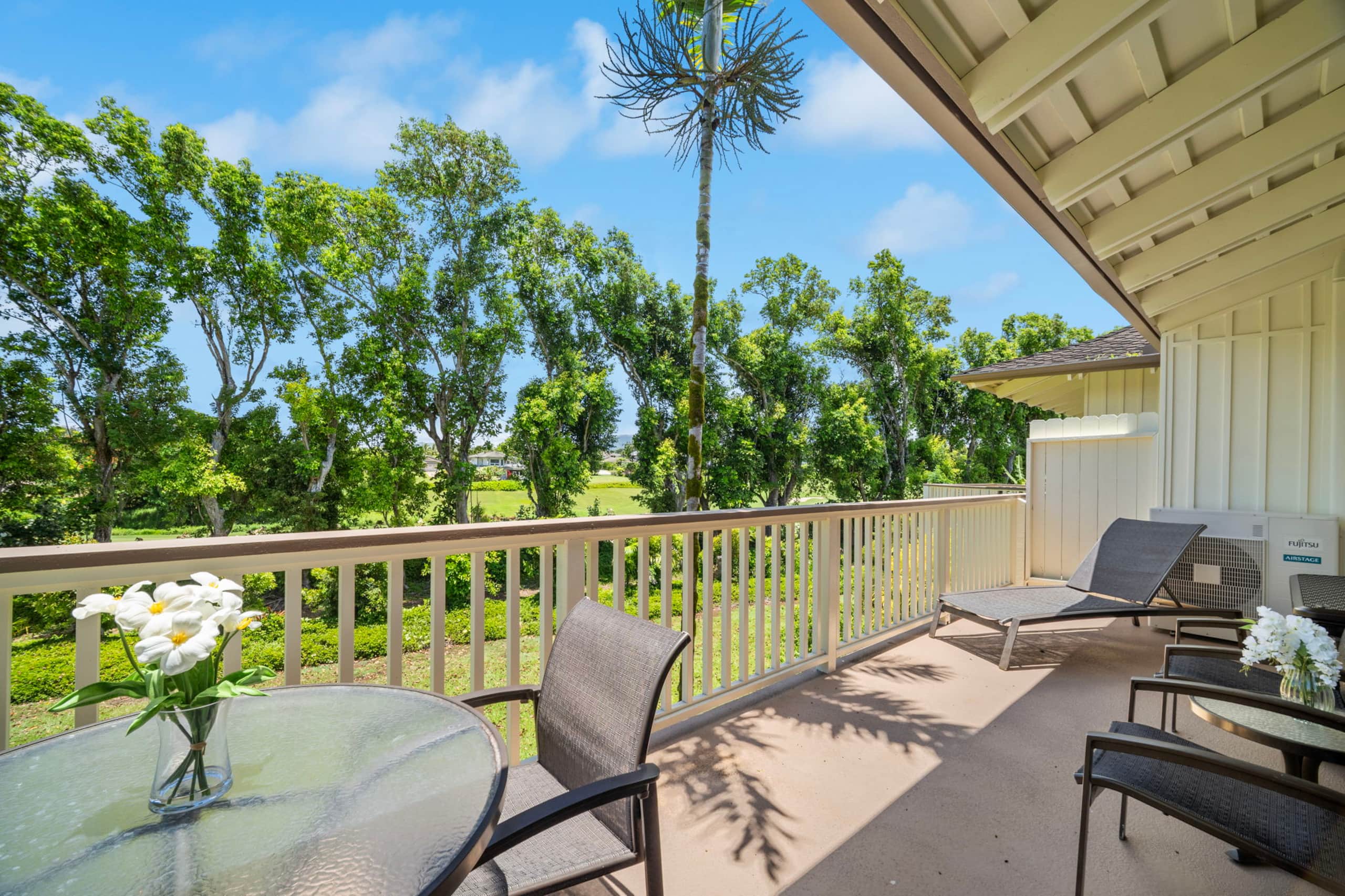 Bright Top-Floor Prime Location AC & Pool! - Image 28