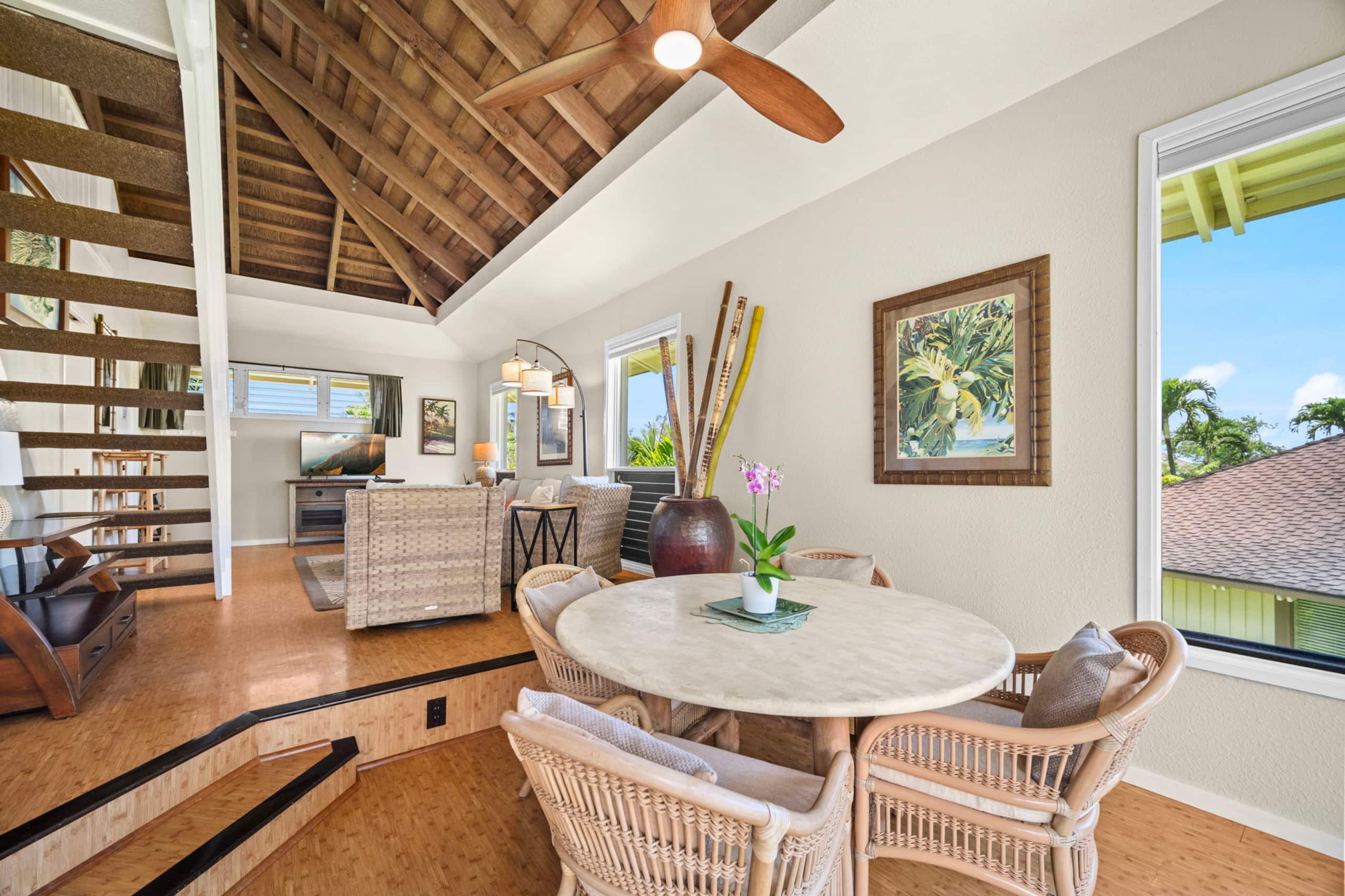 Bright Top-Floor Prime Location AC & Pool! - Image 13