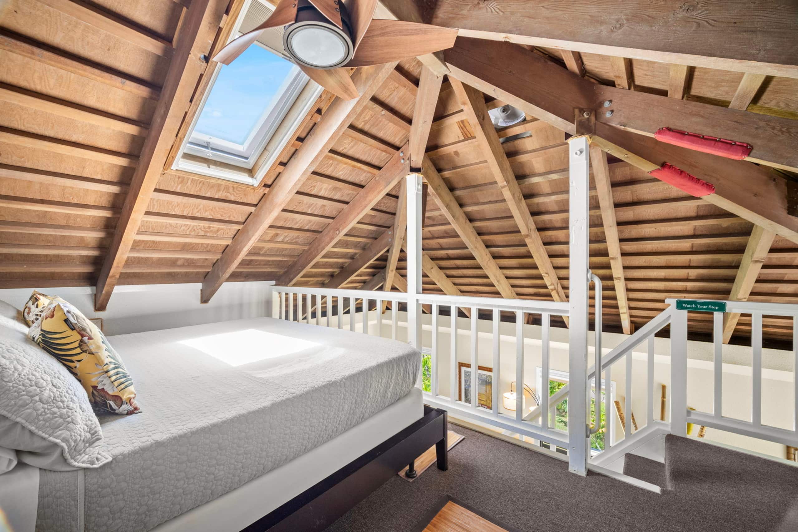 Bright Top-Floor Prime Location AC & Pool! - Image 18