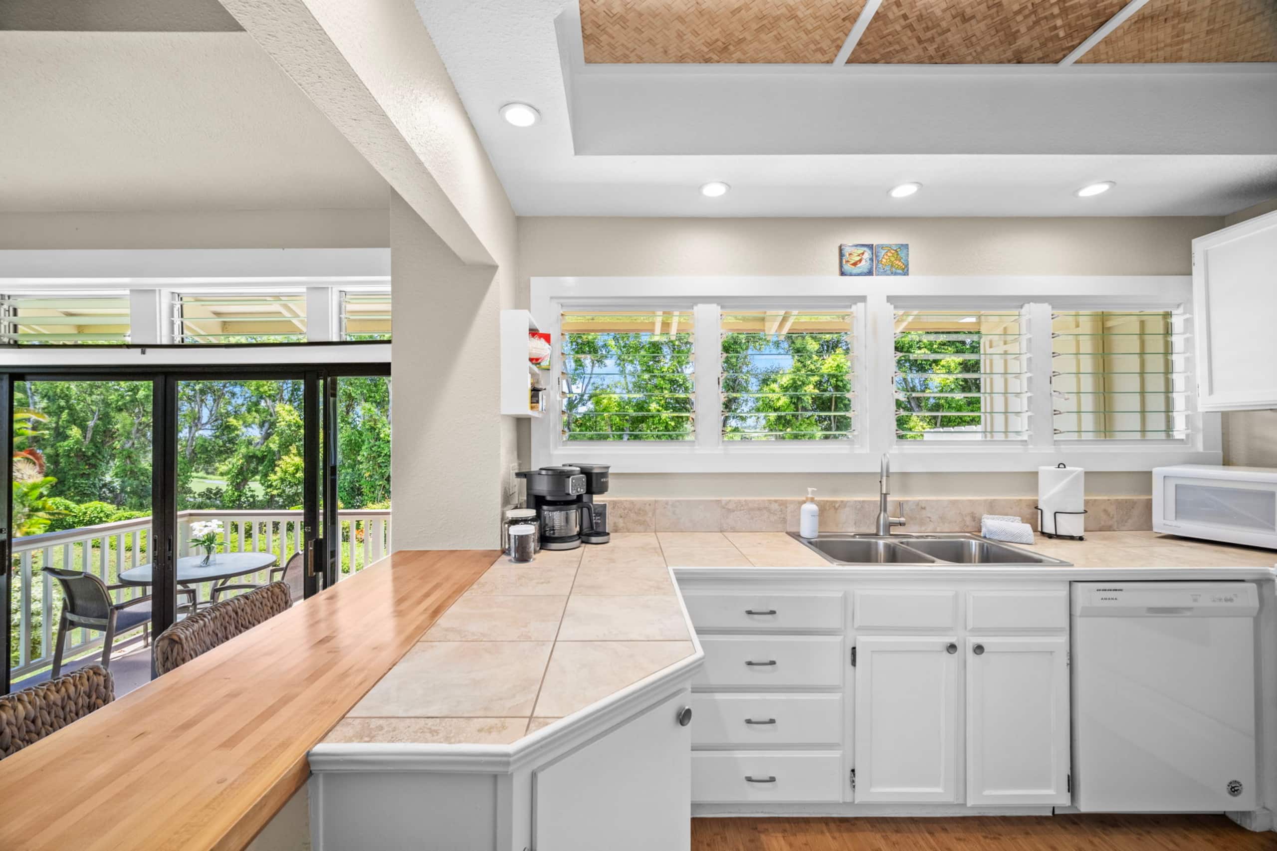 Bright Top-Floor Prime Location AC & Pool! - Image 9