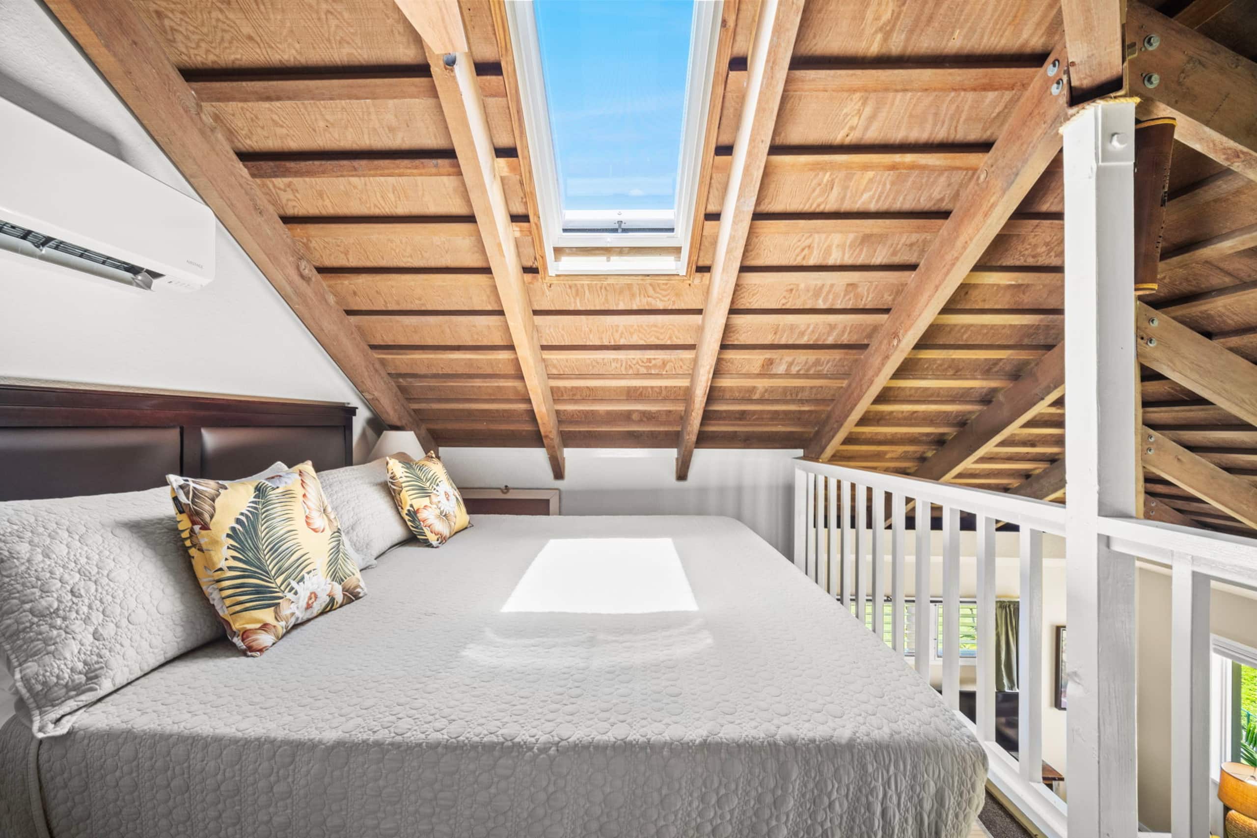 Bright Top-Floor Prime Location AC & Pool! - Image 17