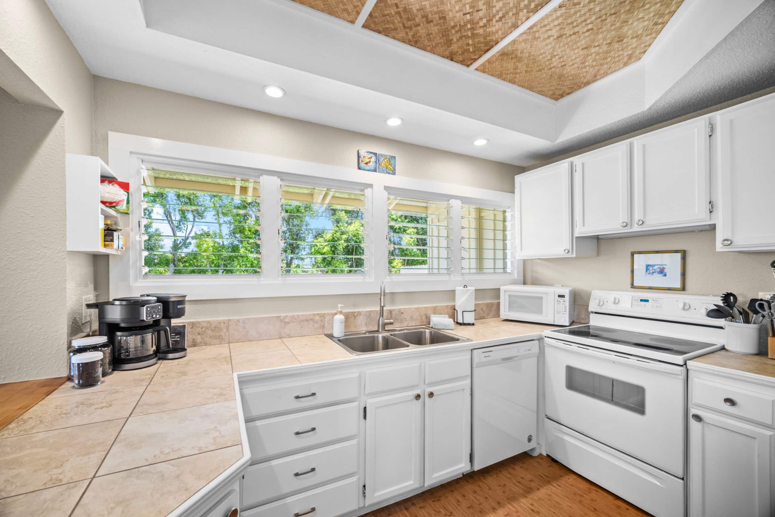 Bright Top-Floor Prime Location AC & Pool! - Image 7