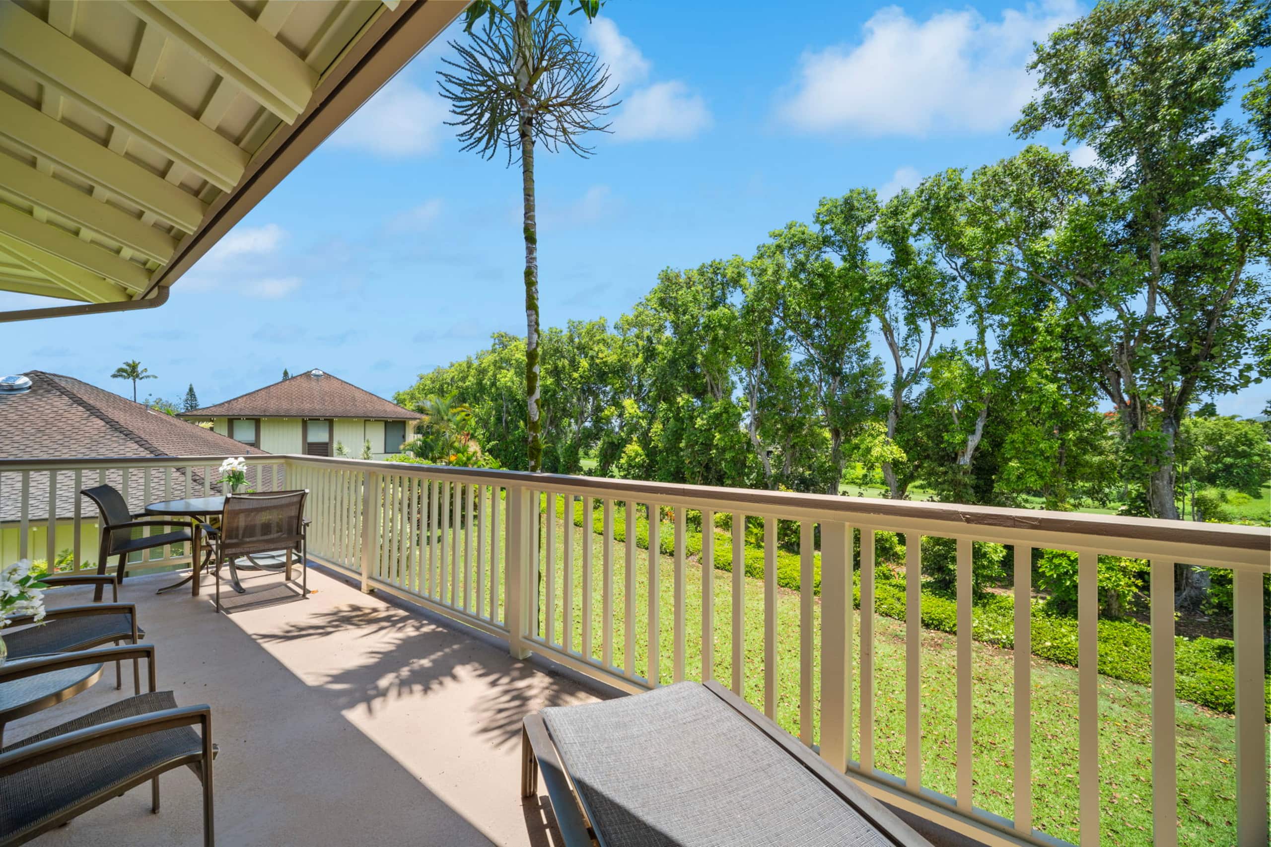 Bright Top-Floor Prime Location AC & Pool! - Image 29