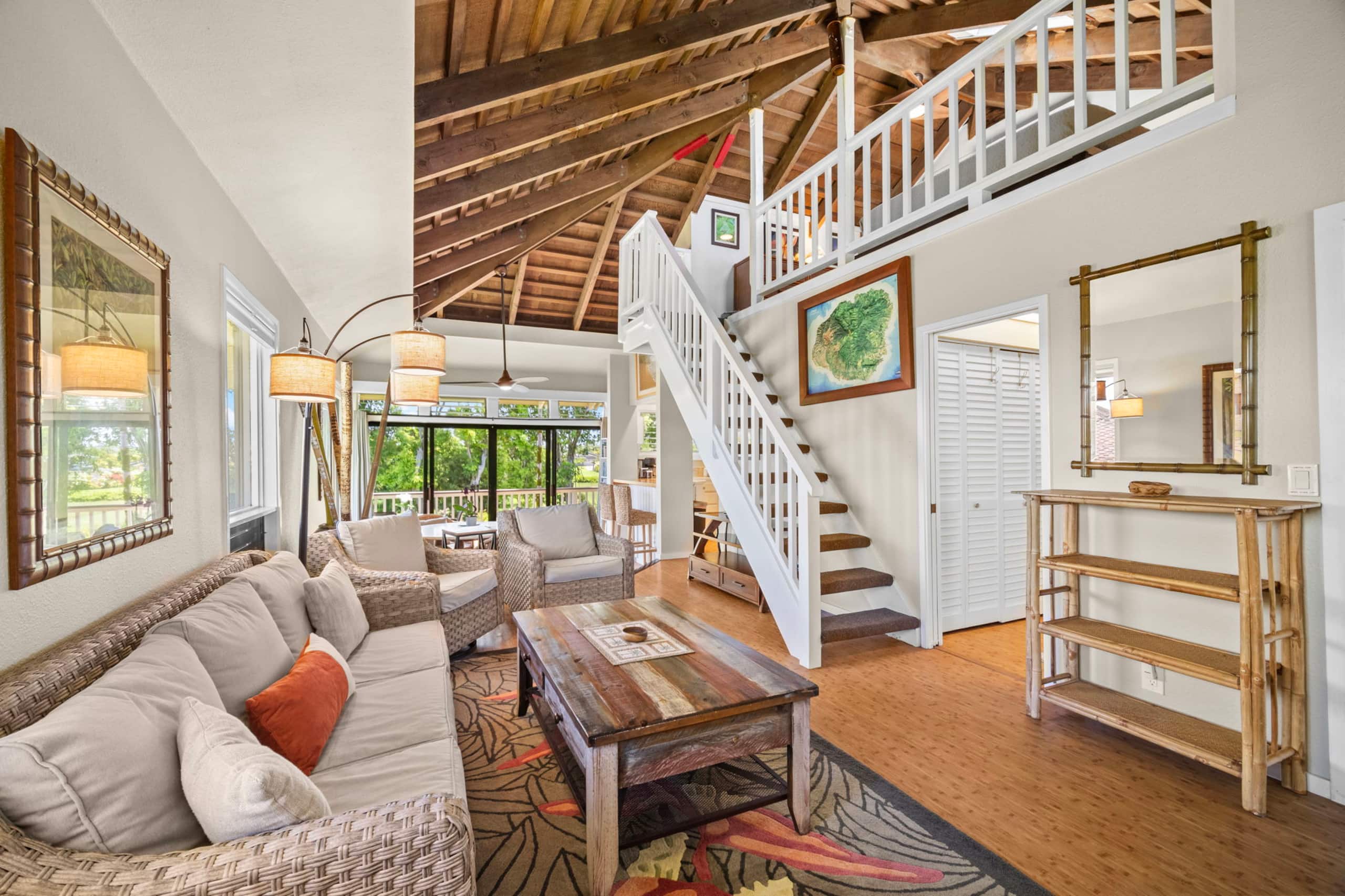 Bright Top-Floor Prime Location AC & Pool! - Image 3