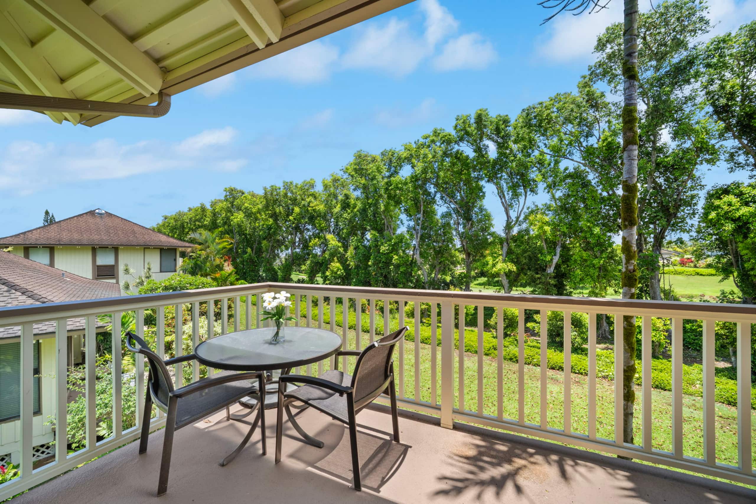 Bright Top-Floor Prime Location AC & Pool! - Image 27
