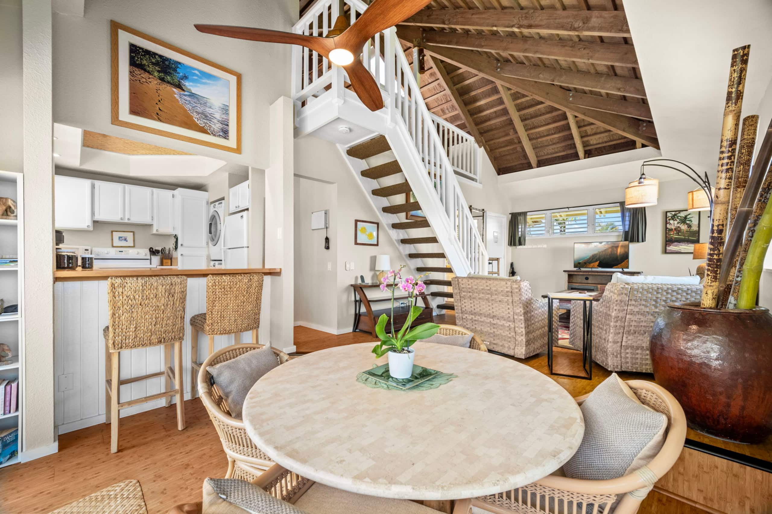 Bright Top-Floor Prime Location AC & Pool! - Image 12